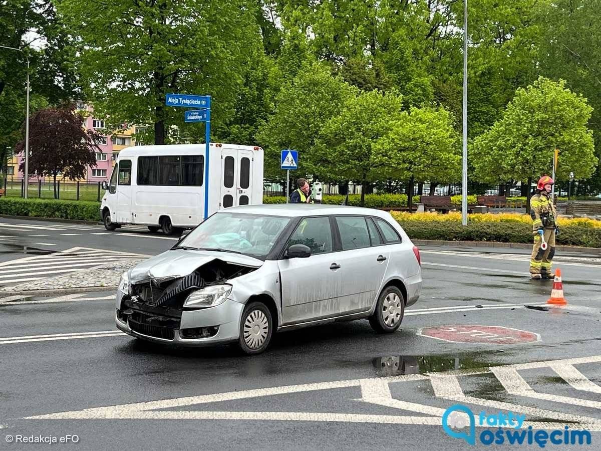 Zderzenie na newralgicznym skrzyżowaniu – FOTO