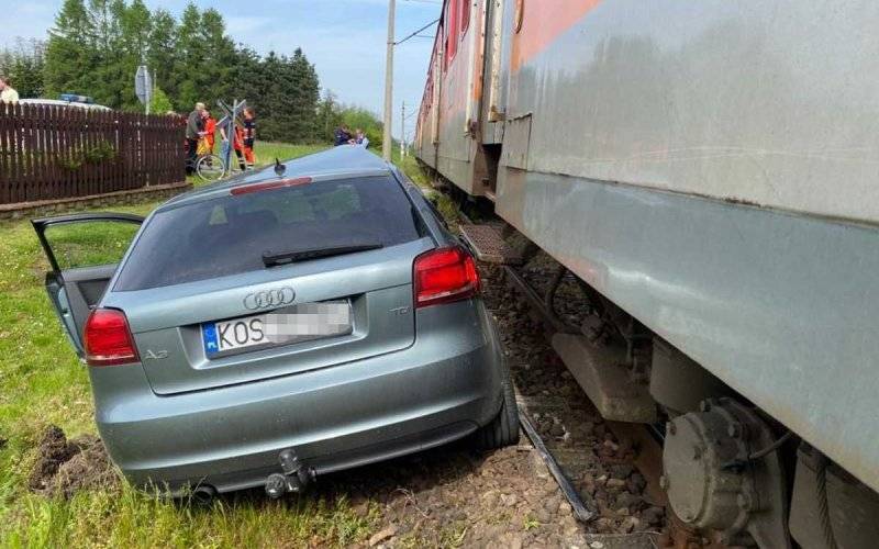 Osobówka wjechała pod pociąg – FOTO
