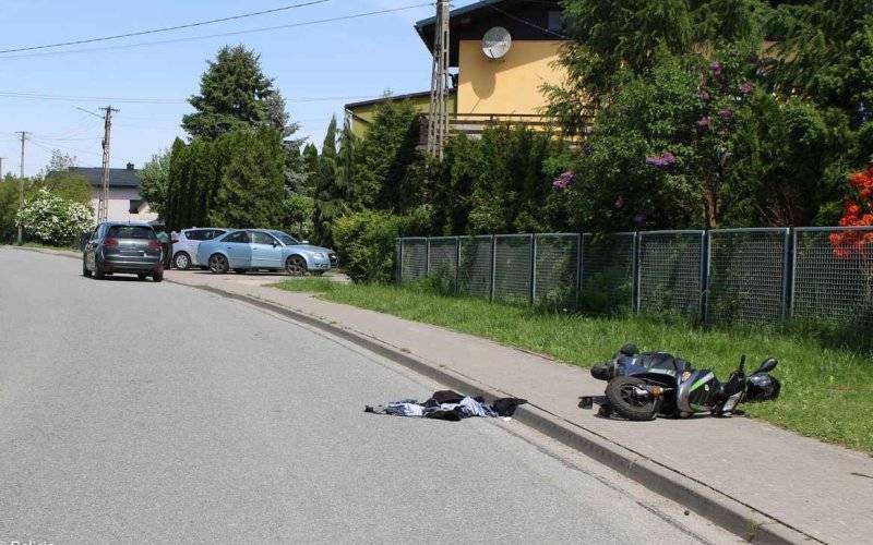 Senior na skuterze zderzył się z samochodem – FOTO