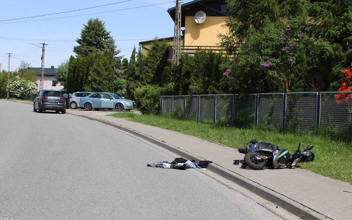 Senior na skuterze zderzył się z samochodem – FOTO