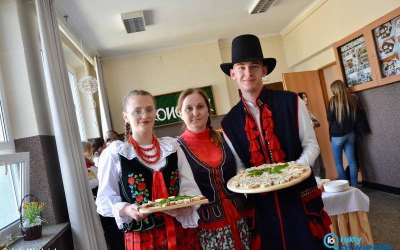 Zatańczyli poloneza, a potem zjedli staropolskie śniadanie – FILM, FOTO