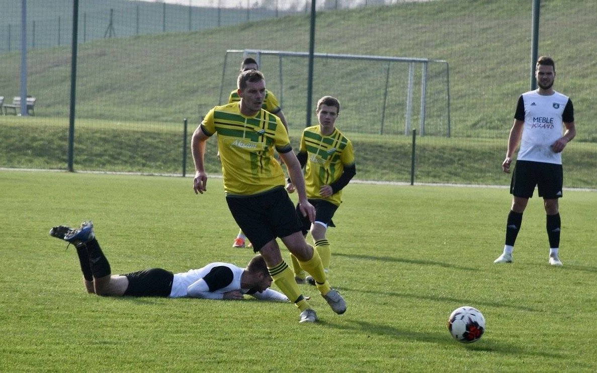 Derbowy remis i zmiana lidera w okręgówce