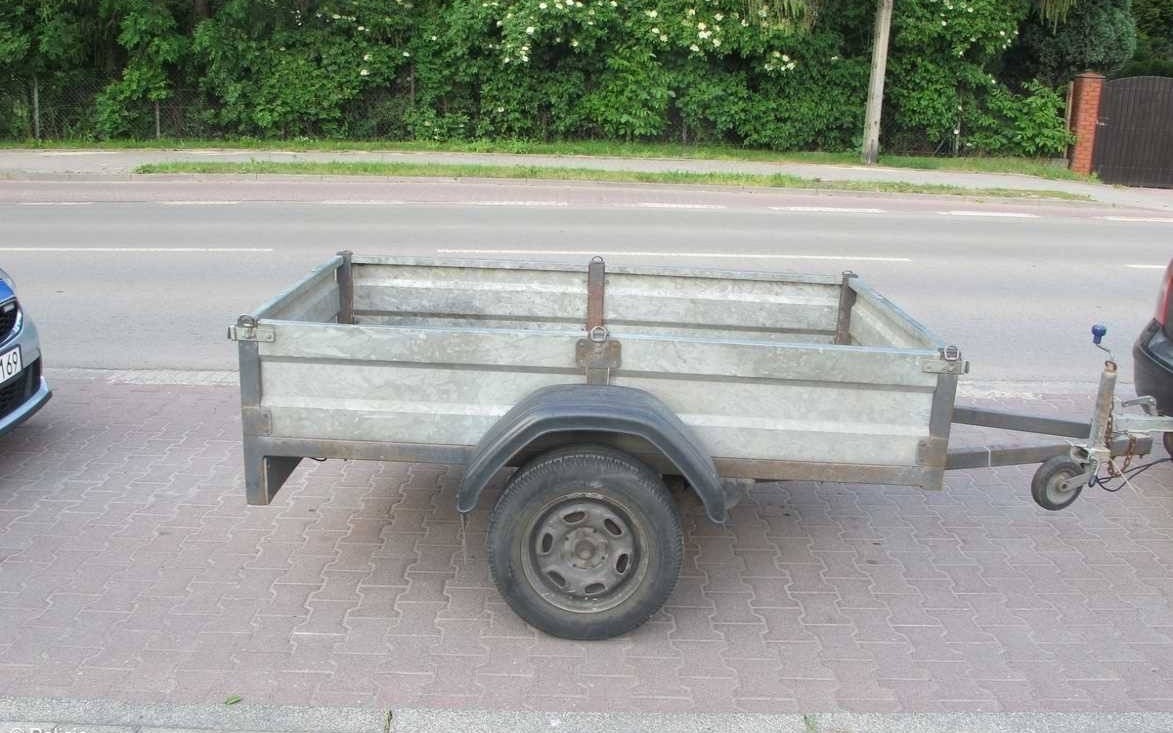 Upadła na jezdnię. Wpadła pod przyczepę – FOTO