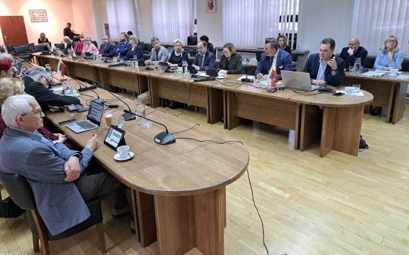 Sesja nadzwyczajna rady powiatu w związku ze spotem PiS