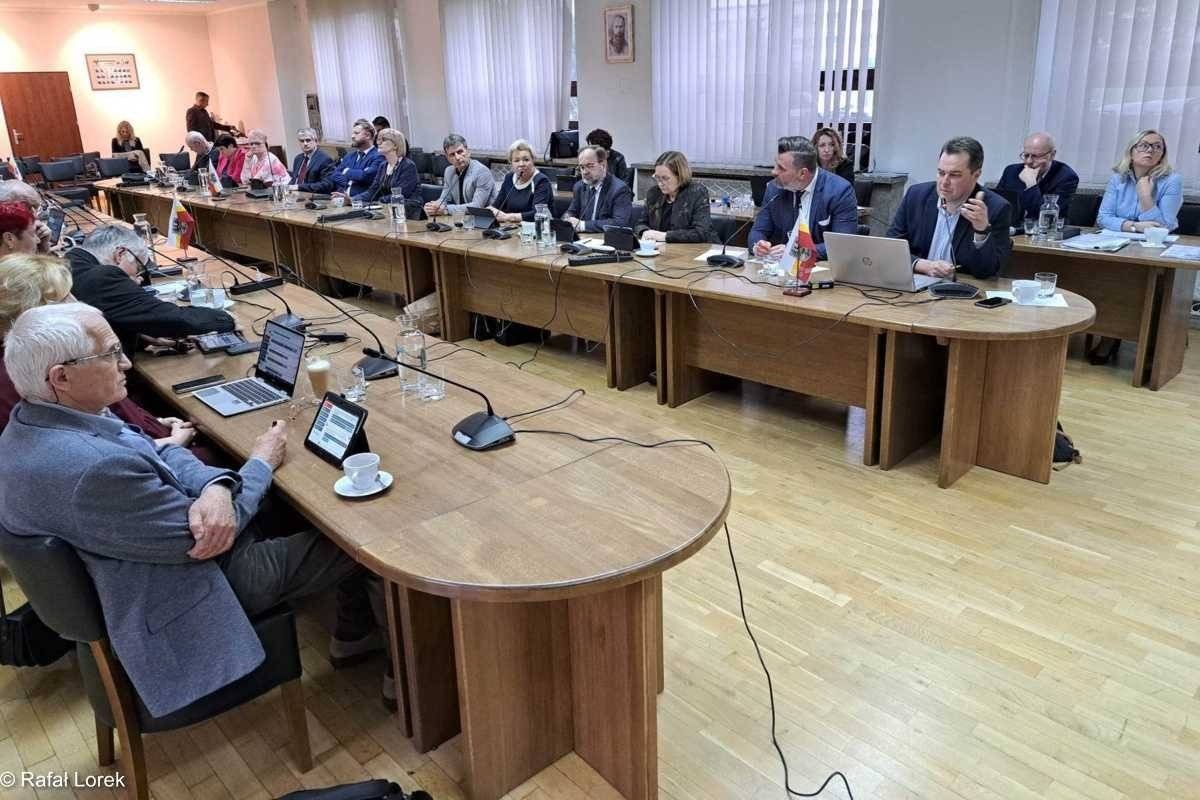 Sesja nadzwyczajna rady powiatu w związku ze spotem PiS