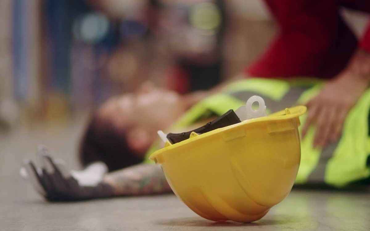 Poraniła go prasa mechaniczna