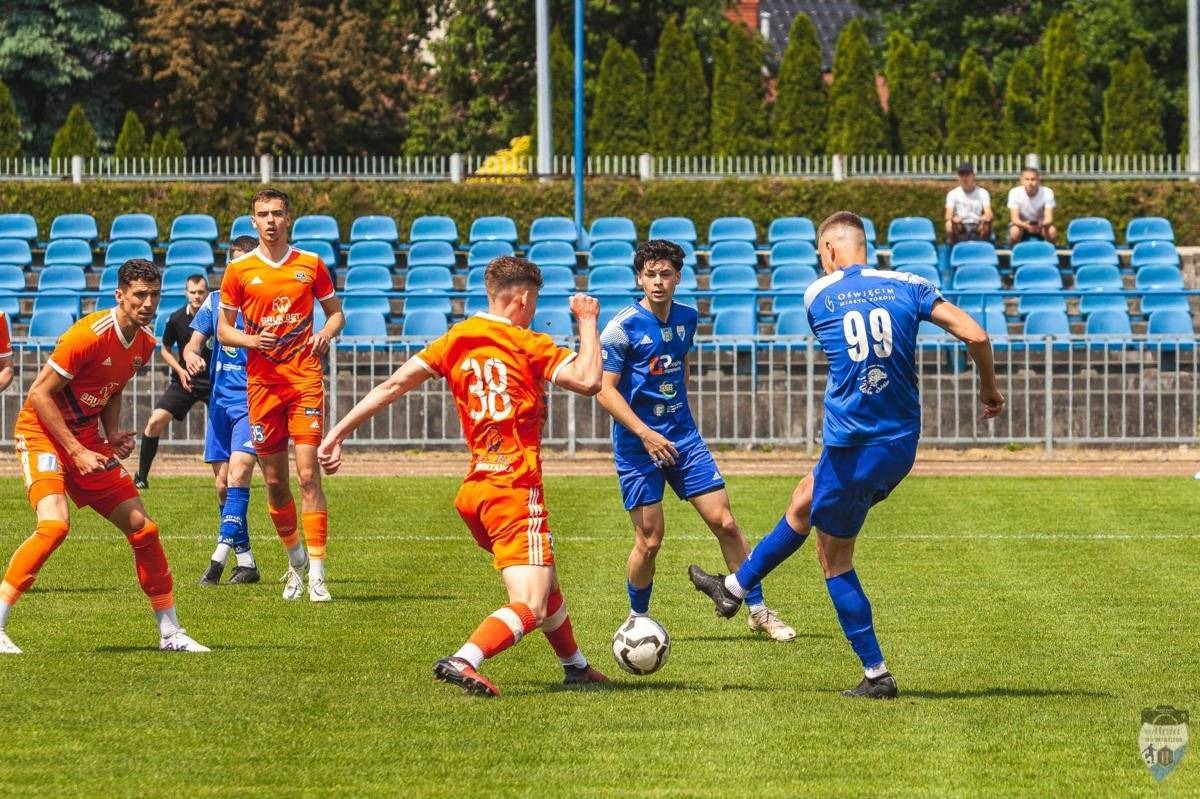 Zwycięstwa lidera i wicelidera okręgówki