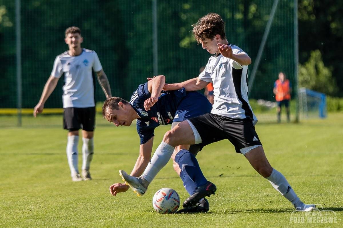 Bez zmian w czubie okręgówki