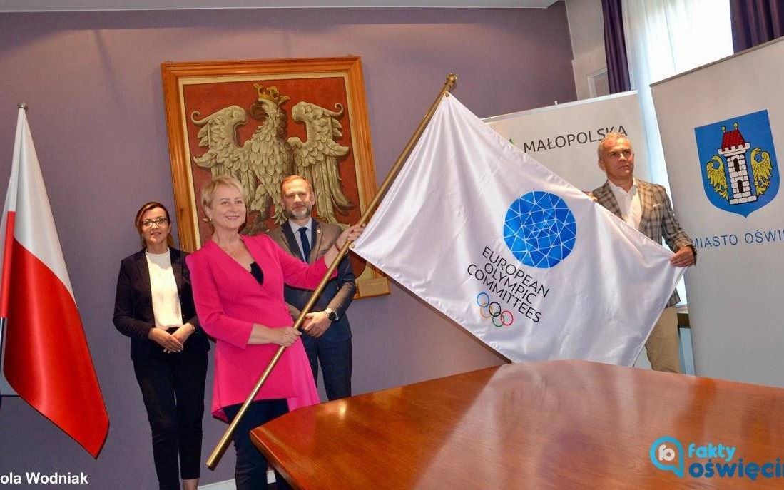 Flaga Igrzysk Europejskich w rękach władz Oświęcimia – FILM, FOTO