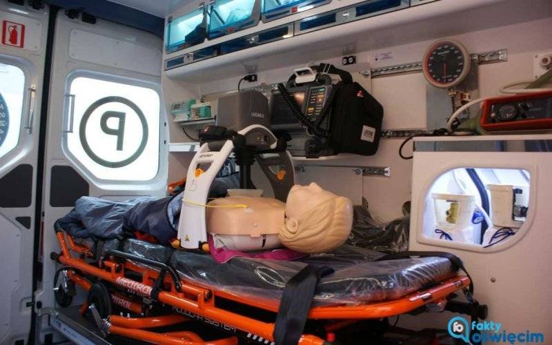 Motocyklista wyprzedzał na skrzyżowaniu. Zderzył się z samochodem – FOTO