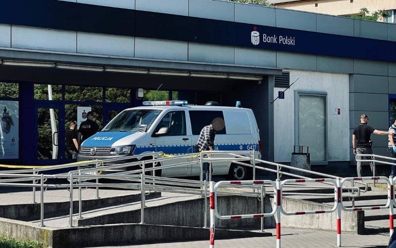 Awanturował się w banku. Zaatakował policjantów – FOTO
