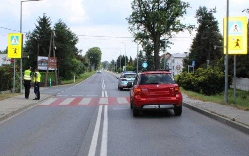 Motocyklista uderzył w tył samochodu