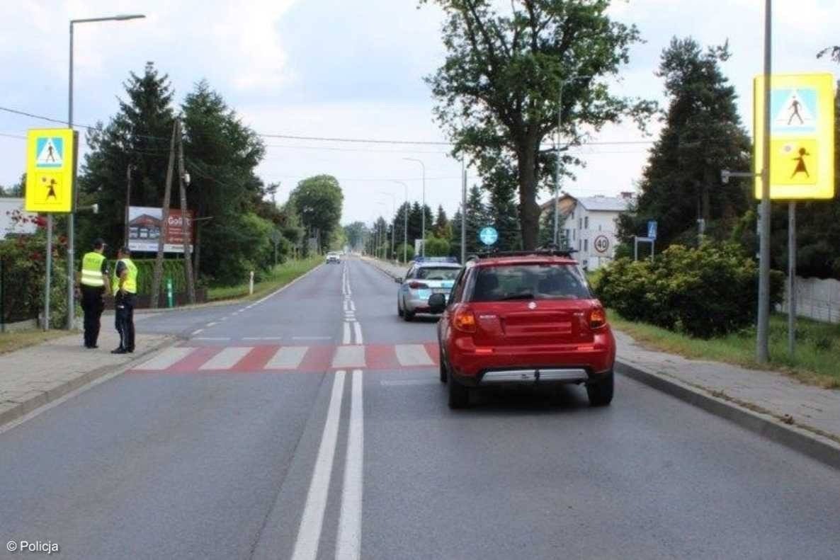 Motocyklista uderzył w tył samochodu