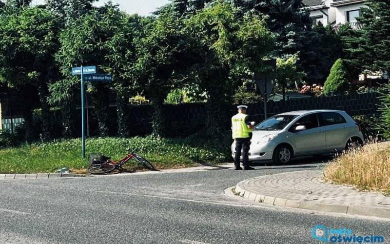 Samochód potrącił seniora na rowerze – FOTO