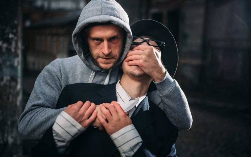 26-latek napadł, pobił i okradł seniora