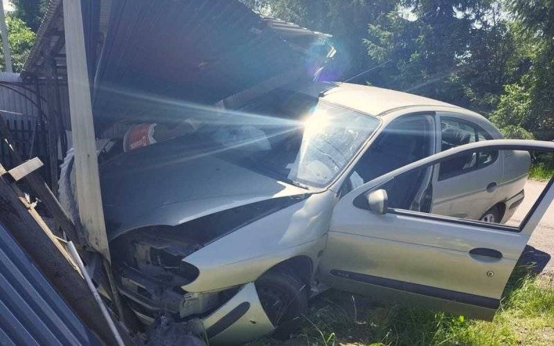 Wypadł z jezdni i wbił się w płot – FOTO
