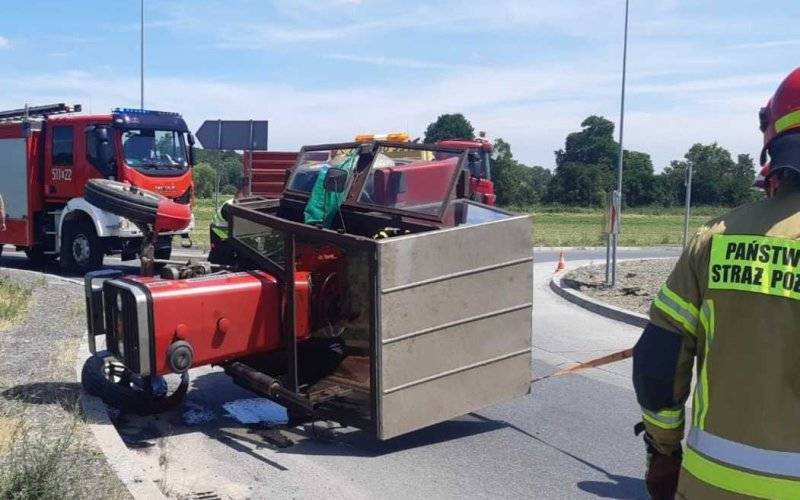 Przewrotka ciągnika rolniczego na rondzie – FOTO