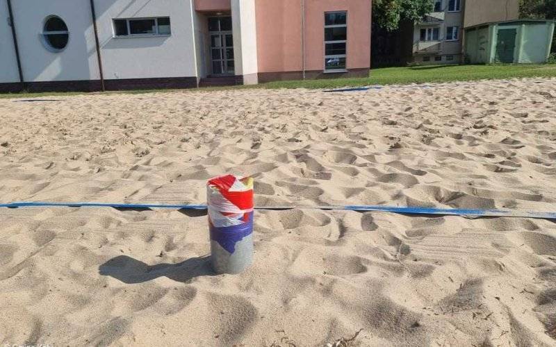 Wandale unieruchomili boisko do siatkówki plażowej – FOTO