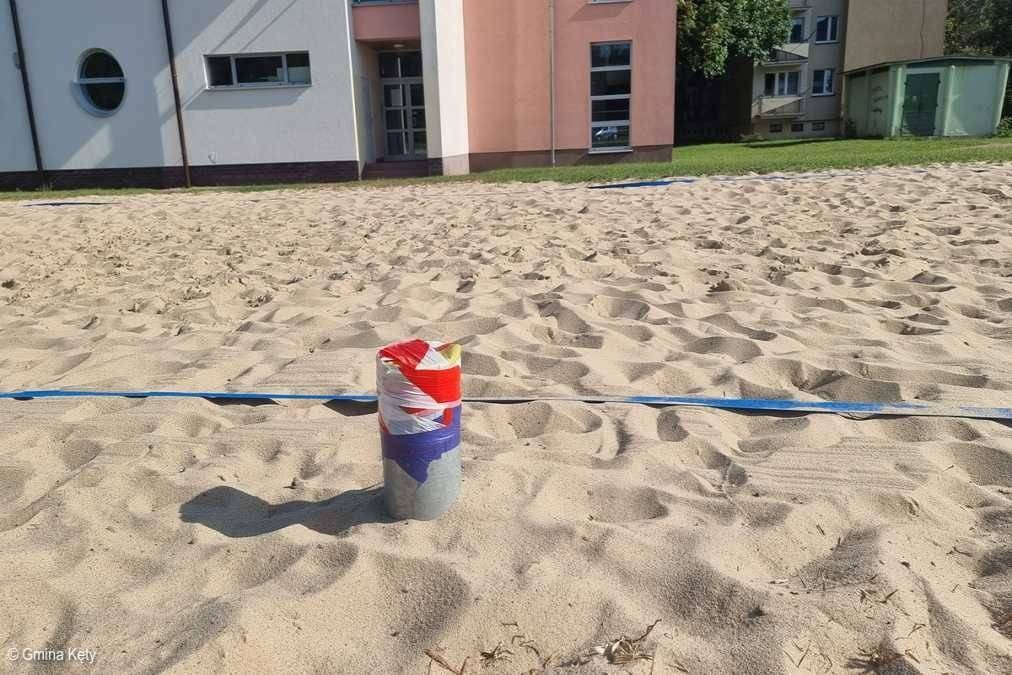Wandale unieruchomili boisko do siatkówki plażowej – FOTO