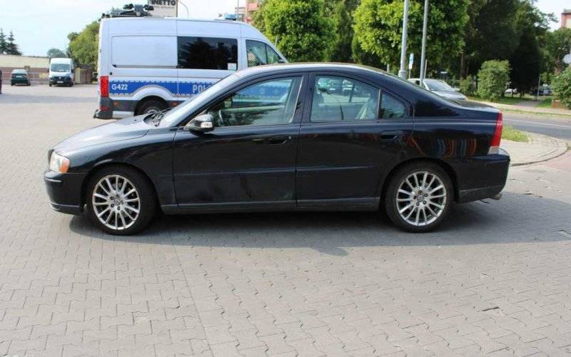 Senior uderzył rowerem w samochód – FOTO