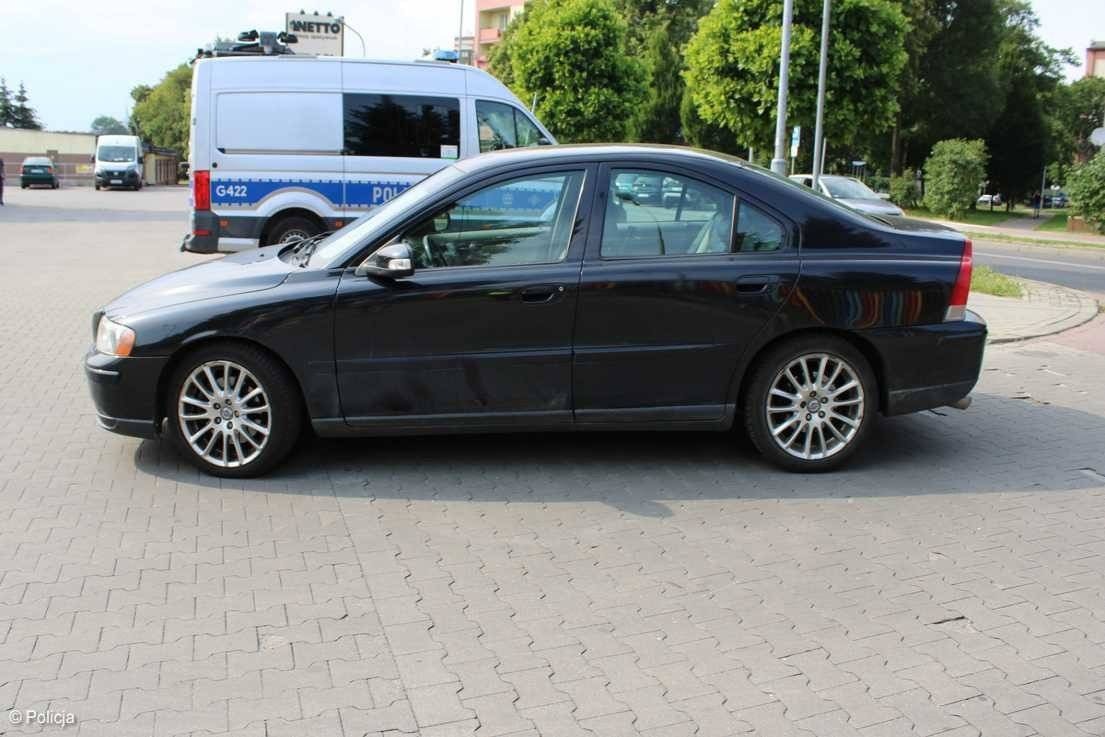 Senior uderzył rowerem w samochód – FOTO