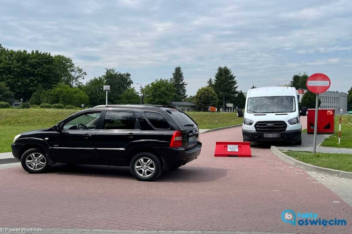 Parking na wjeździe na lądowisko – FOTO