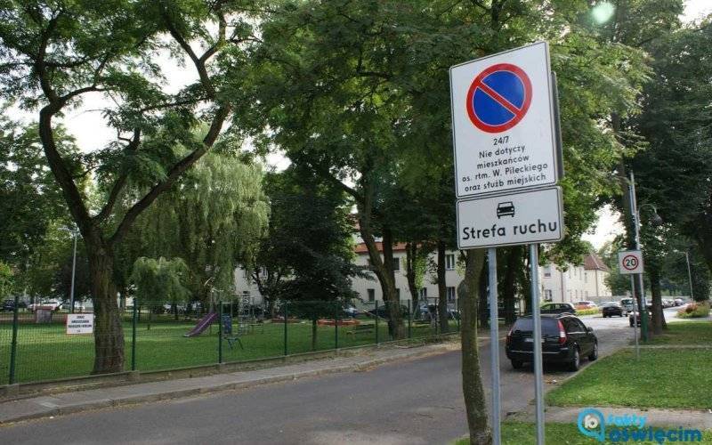 Na Pileckiego mają dość turystów odwiedzających Auschwitz i ich samochodów – FOTO, FILM