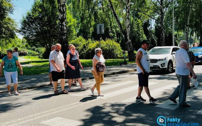 Wyszli na ulicę. Chcą rozwiązania problemu odwiedzających Auschwitz – FILM