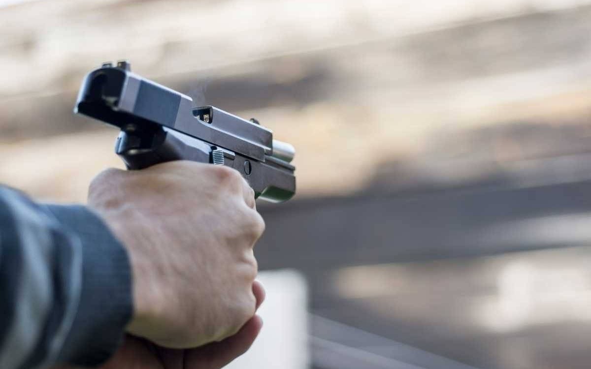 Sterroryzował pistoletem i okradł młodego mężczyznę