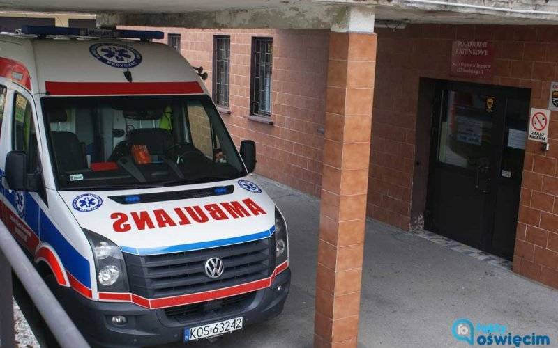 Urwała się barierka balkonu. Mężczyzna spadł