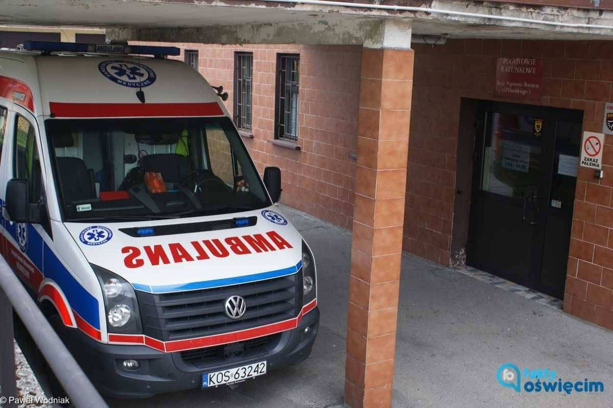 Urwała się barierka balkonu. Mężczyzna spadł