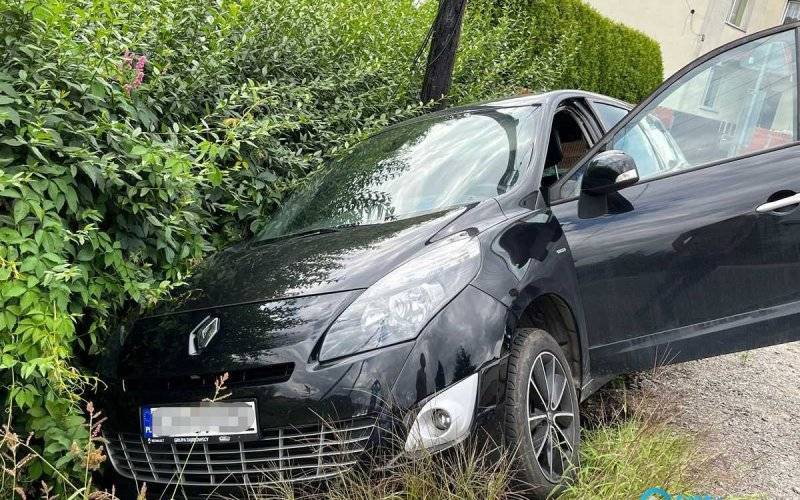 Zasłabł i wjechał do rowu. Był po alkoholu – FOTO