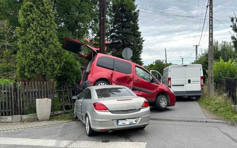 Kolizja w Brzezince. Citroen wyskoczył na opla – FOTO