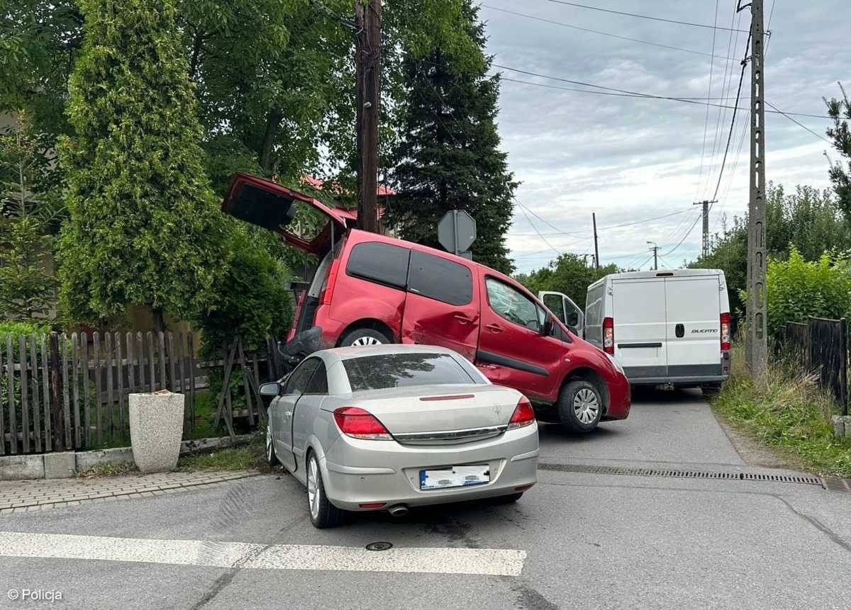 Kolizja w Brzezince. Citroen wyskoczył na opla – FOTO