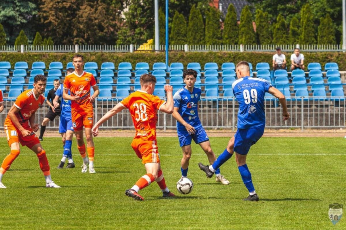 Piłka na środek. Zaczynamy 