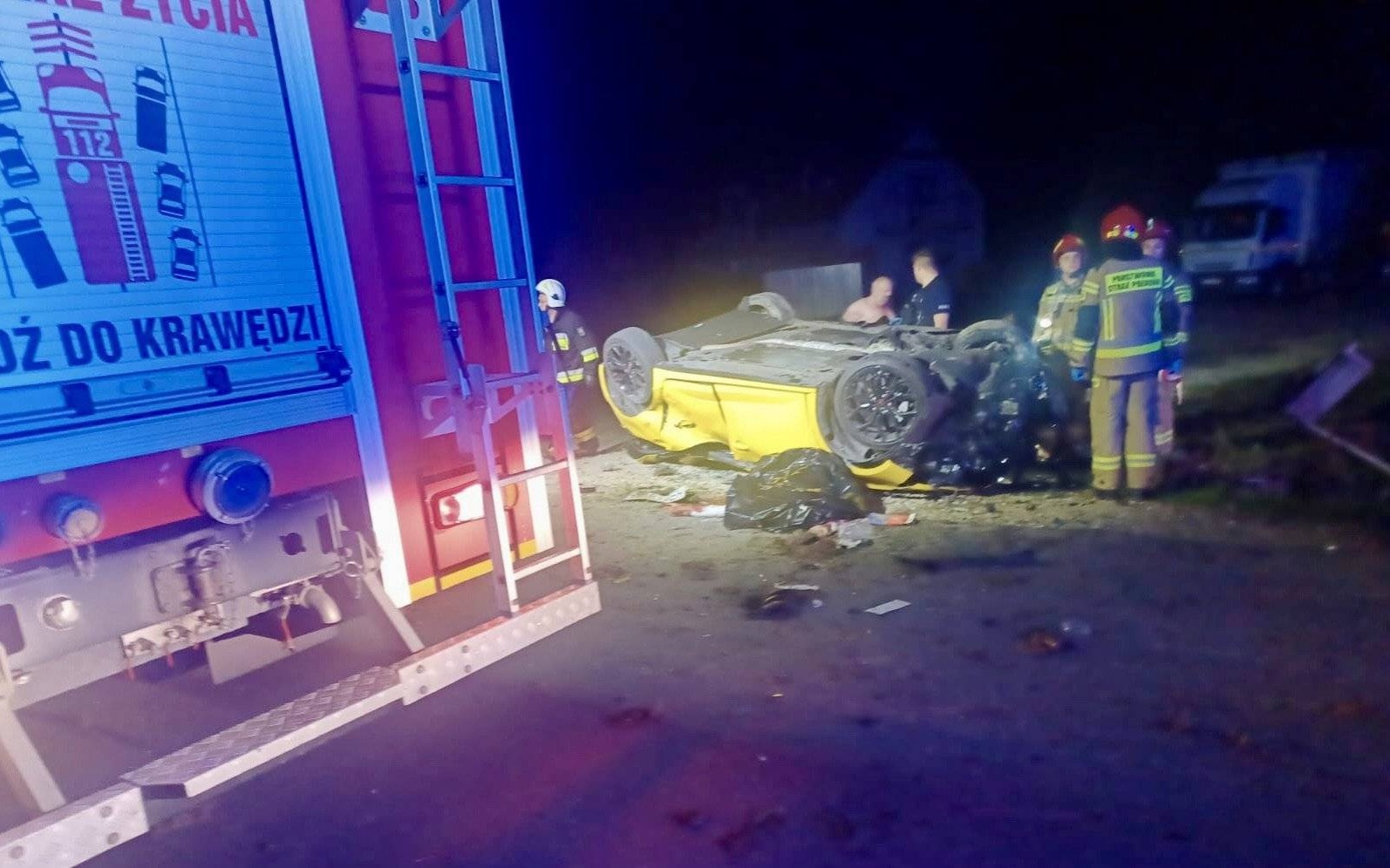 Samochód uderzył w słup i dachował. Trzy osoby nie żyją – FOTO
