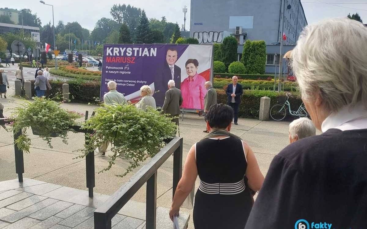 Baner wyborczy PiS przed kościołem wzburzył mieszkańców – FOTO