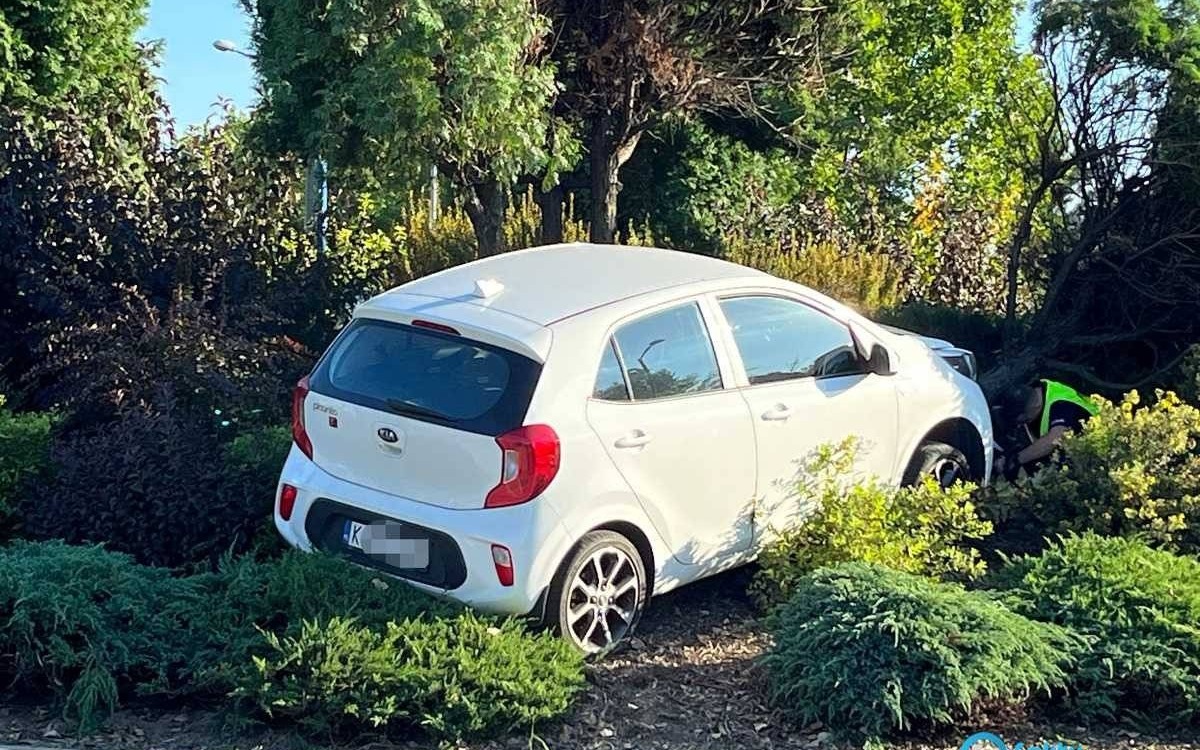 Pomyliła hamulec z gazem i wjechała na rondo – AKTUALIZACJA