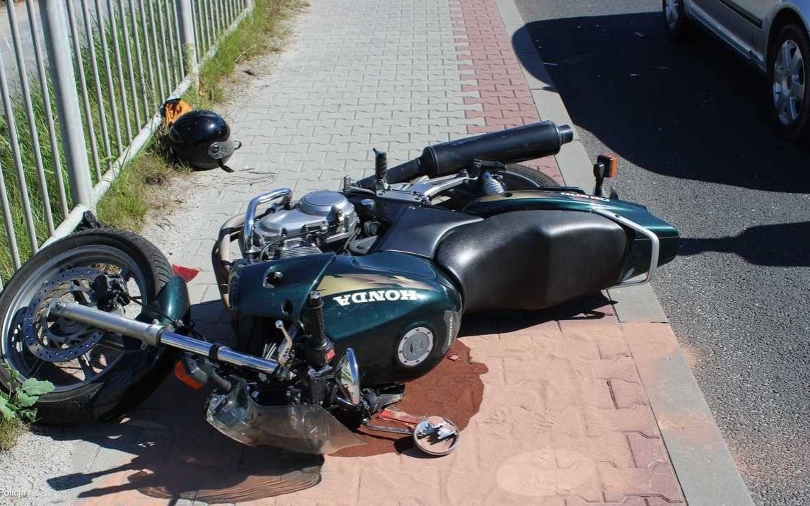 Jechał motorem, choć nie powinien. Uderzył w tył samochodu – FOTO