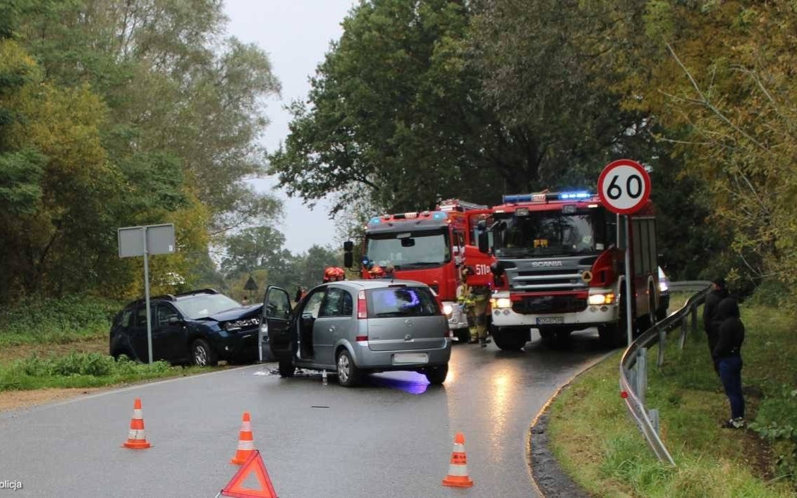 Zderzenie dwóch samochodów. Trzy osoby ranne – FOTO