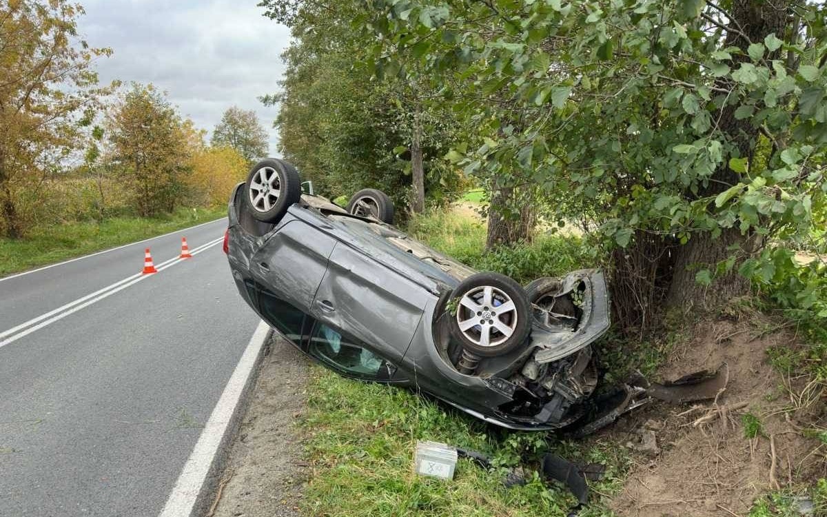 Zasnął za kierownicą, dachował i wpadł do rowu – FOTO