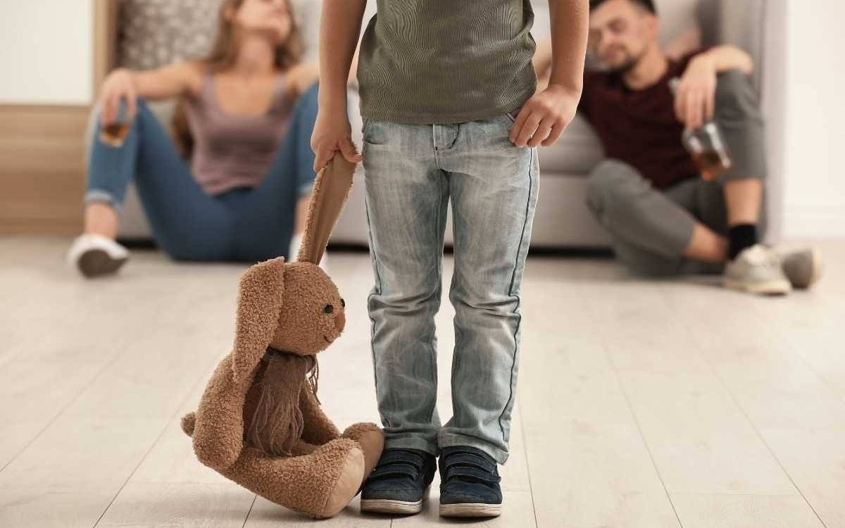 Dzieci były w domu z kompletnie pijanymi rodzicami