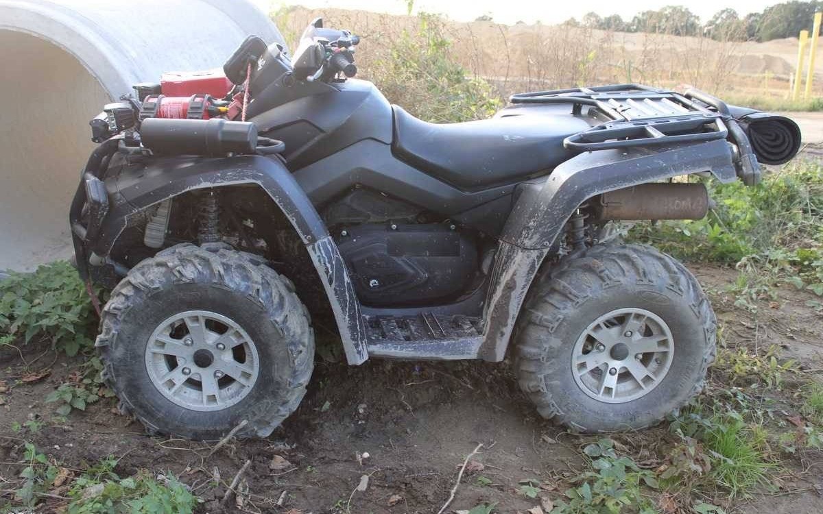 Uderzył quadem w betonowy słup