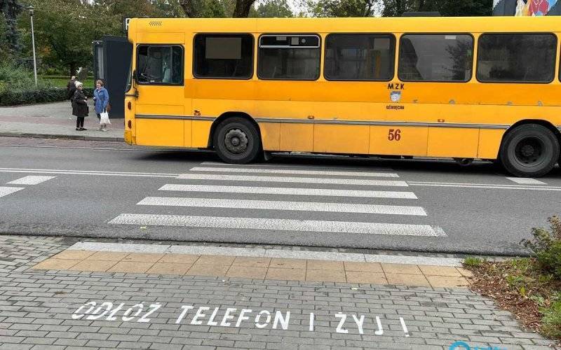 Odłóż telefon i żyj! – napisy przy przejściach dla pieszych