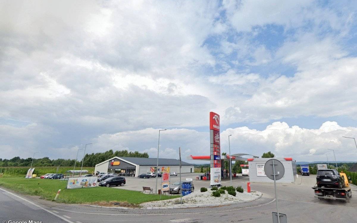 Pijany kierowca tirem uszkodził dystrybutor paliwa