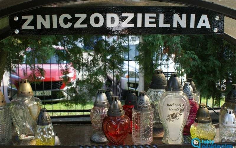 Zniczodzielnia przy cmentarzu komunalnym w Oświęcimiu – FOTO