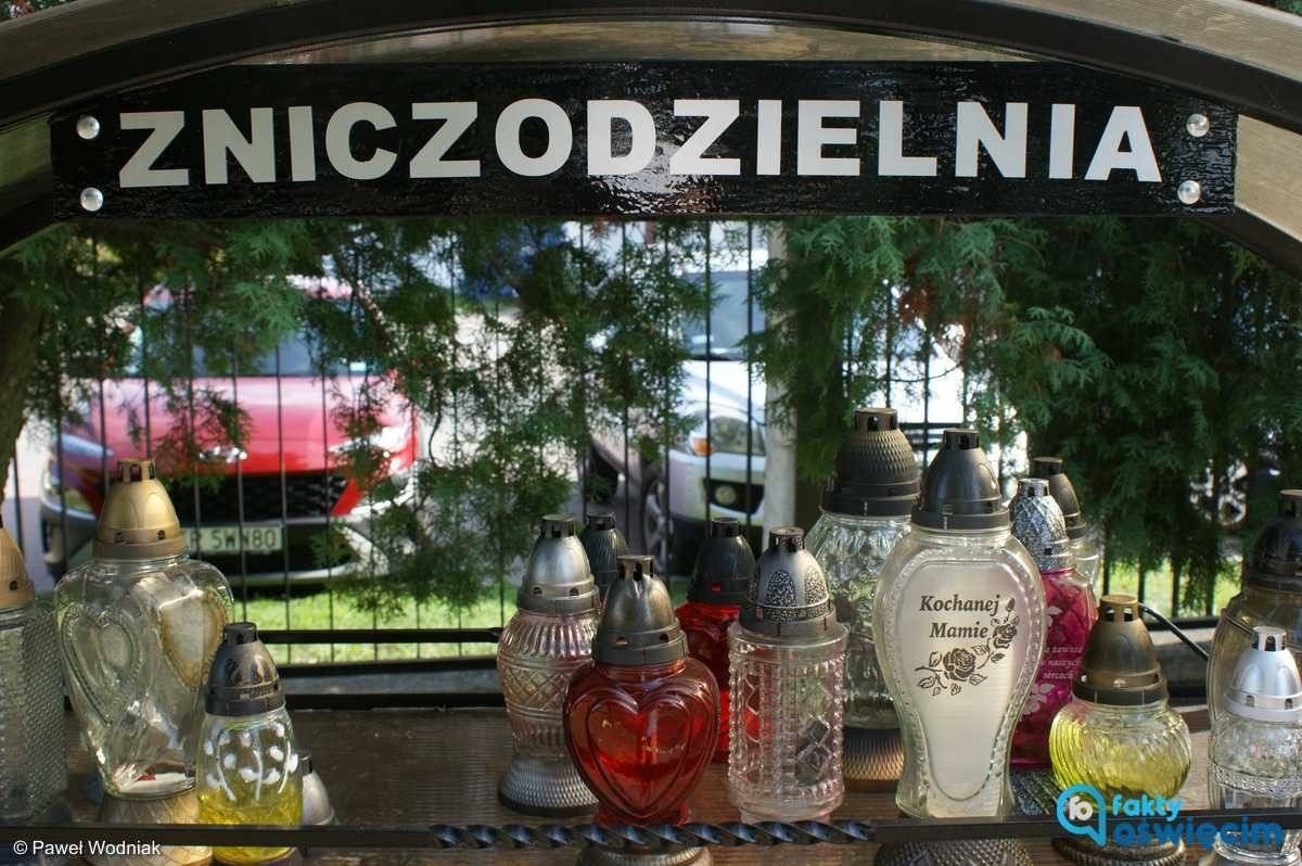 Zniczodzielnia przy cmentarzu komunalnym w Oświęcimiu – FOTO