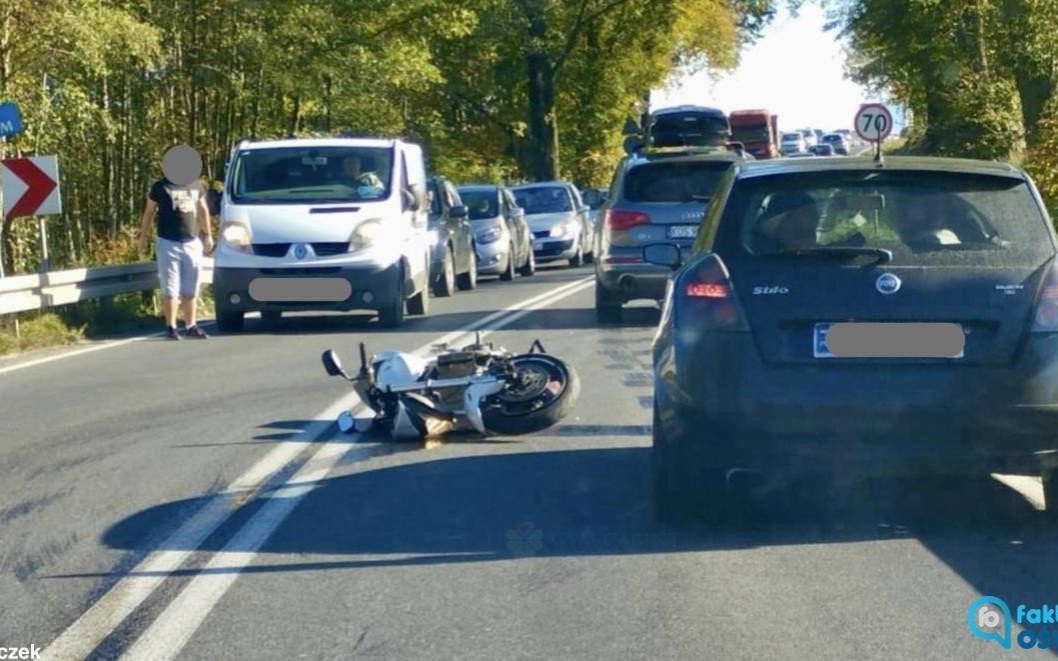 Wypadek z motocyklistą. Utrudnienia na drodze krajowej nr 44 – FOTO