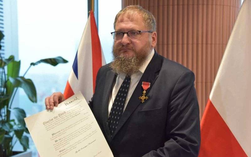 Piotr Cywiński z Krzyżem Oficerskim Orderu Imperium Brytyjskiego
