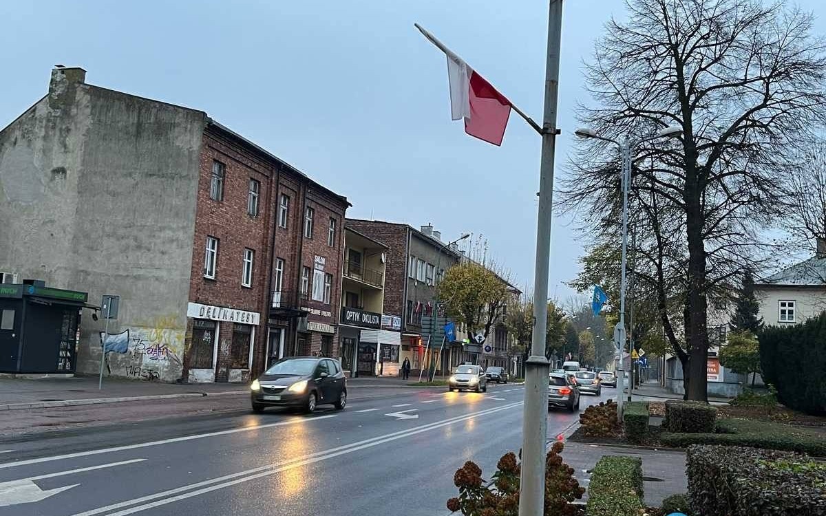 Czytelnik eFO: Nie widziałem, żeby flagi były na ulicy Dąbrowskiego – FOTO
